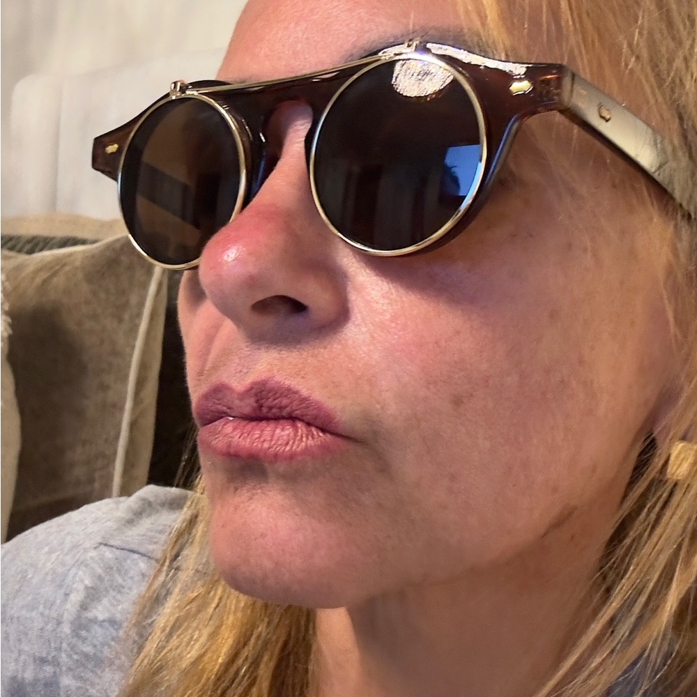 UNISEX Stylish Round Sunglasses with Gold Accents - Picture 4 of 11